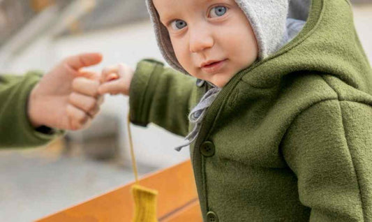 Wollfleece oder Wollwalk Overall fürs Baby? Wir erklären die Unterschiede.