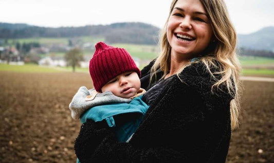 Babytrage im Herbst: So ziehst du dein Baby richtig an