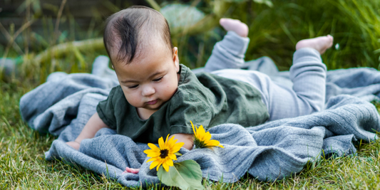 Babykleidung im Sommer: Die besten Materialien